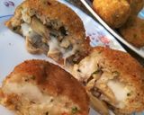 صورة لخطوة 5 من وصفة كرات البطاطس عطريقتي Potato balls stuffed with mozzarella chees