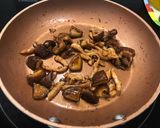 Foto del paso 4 de la receta: Noodles de arroz 🍜 miso, shiitake, pollo y wakame