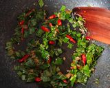 Foto langkah ke 4 dari resep Tumis Daun Kunyit.