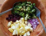 Foto del paso 2 de la receta: Ensalada de brócoli asado con frutas y aderezo de yogurt