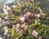 Foto del paso 3 de la receta: Espinacas con uvas pasas y jamón de cerdo...🌿🌰🍖🥓🍇