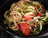 Foto del paso 3 de la receta: Pasta de calabacín al wok