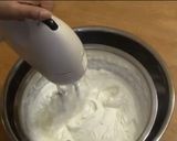 Foto del paso 3 de la receta: Santa Claus o papá Noel en frutillas con crema chantillí!