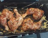 Sült csirkecomb, petrezselymes krumplival, salátával 🍗 recept fázis 2 fotója