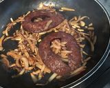 Une image de l'étape 7 de Chorizo noir au vin rouge et oignons caramélisés.