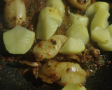 Foto del paso 4 de la receta: Guiso de calamares con gambones y almejas