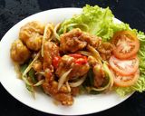 Foto langkah ke 8 dari resep Ayam Goreng Tepung Saos Lada Hitam.