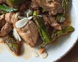 Une image de l'étape 3 de Wok poulet, asperges vertes et amandes grillées.