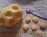 Foto del paso 1 de la receta: Papas noisette con filet de merluza al horno
