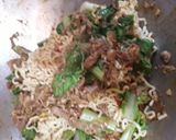 Foto langkah ke 3 dari resep Mie Goreng Ayam Pedas.