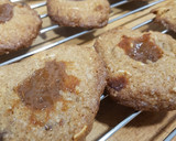Foto del paso 4 de la receta: Galletas con dulce de leche y pepitas de chocolate