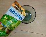 Foto langkah ke 2 dari resep Strawberry Matcha Latte.