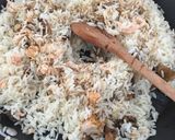 Foto del paso 9 de la receta: Arroz salteado con salmón fresco y champiñones