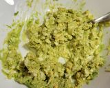 Foto del paso 4 de la receta: Tostas con aguacate, huevo, salsa mahonesa y langostinos