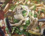 รูปขั้นตอนการทำที่ 3 ของ “ต้มยำไก่ใส่เห็ดนางฟ้า”