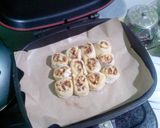Foto langkah ke 5 dari resep Cinamon Apple Roll .