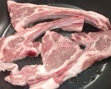 Foto del paso 1 de la receta: Chuletas de cordero con patatas de bolsa