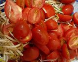 Foto del paso 5 de la receta: Ensalada con brotes, tomates y atún 