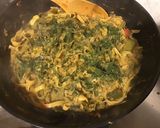 Une image de l'étape 3 de Fettuccines bicolores aux poireaux, bouillon de gambas, crème et persil (one pot pasta).
