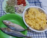 Foto langkah ke 1 dari resep Oseng ikan asin(Pèdo), pete & telor.