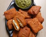 A picture of step 8 of Paneer pakoda with green chutney.