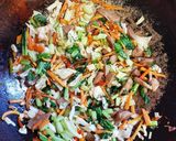 Foto langkah ke 4 dari resep Bihun Goreng Bakso Sayur Mayur.