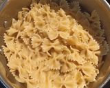 Une image de l'étape 1 de Farfalle poêlée au poulet et tomates séchées.