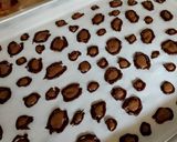 A picture of step 4 of Leopard cheese cake.