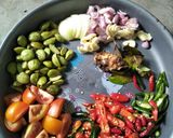 Foto langkah ke 1 dari resep Oseng Cumi Pete Endolita (simpel).