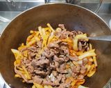 泡菜洋蔥炒牛肉的食譜步驟3照片