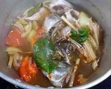 A picture of step 4 of Clear Soup Tom Yum with Mackerel.