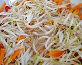 Gambar langkah 2 resipi Tauge Masak Lemak.