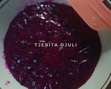 Foto langkah ke 8 dari resep Dragon Fruit Chocolate Cake.