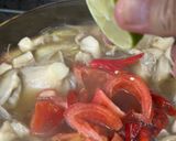Gambar langkah 7 resipi Sup Masam Pedas Cendawan Tiram dan Tauhu Telur (Ala Thai).