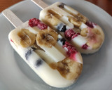 Foto del paso 4 de la receta: Polos de yogur y fruta 🍌🫐