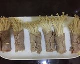 Foto langkah ke 3 dari resep Delicious Enoki Roll.
