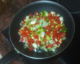 Foto del paso 2 de la receta: Huevos al plato con chorizo y peinetas de pan