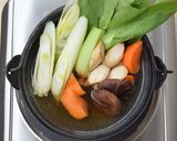 รูปขั้นตอนการทำที่ 5 ของ หม้อไฟไก่และผักรวมเสิร์ฟพร้อมเส้นโซบะ