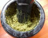 Foto del paso 3 de la receta: Pesto de albahaca en mortero