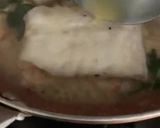 Foto del paso 8 de la receta: Supremas de merluza y gambones, al vino blanco, con ajos y aove