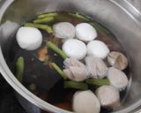 Foto langkah ke 2 dari resep Kimlo / Sop Bakso Kuah Tumis Ebi.