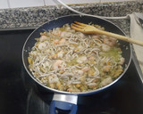 Foto del paso 6 de la receta: Cazuela de gulas con gambas y almejas al ajillo