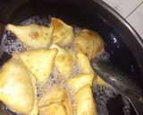 A picture of step 5 of Punjabi aloo samosa.