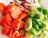 Hình bước làm 1 của món Mì Gói Xào Thập Cẩm Bò Viên & Tôm Tươi Sốt Cà