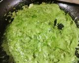 Foto del passaggio 2 della ricetta Gemelli, al pesto di bietoline e anacardi con salsiccia e curcuma