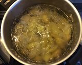 Une image de l'étape 1 de Salade de pommes de terre aux œufs oignons nouveaux moutarde et herbes.