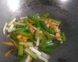 Foto langkah ke 3 dari resep Tumis bunga bawang ayam.
