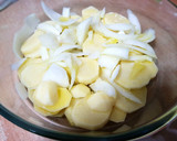 Foto del paso 1 de la receta: Merluza al vapor con patatas de cebolla
