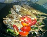 Foto langkah ke 3 dari resep Tumis Ikan Asin Peda Cabe Hijau.