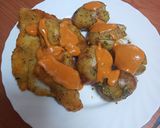 Foto del paso 8 de la receta Merluza frita con papas asadas y mojo de pimiento y tomate seco